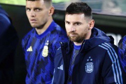 Đối thủ bị nghi có hành động khiếm nhã: Messi phản ứng chuyên nghiệp