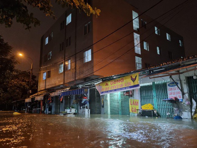 Khu chợ Hoà Cầm (quận Cẩm Lệ) bị nước tấn công trong đêm. Ảnh: Thanh Trần