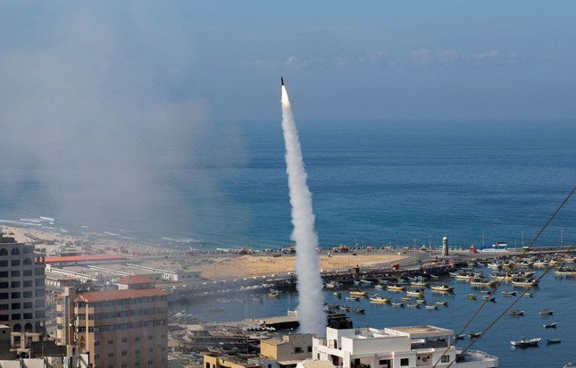Rocket phóng từ Dải Gaza vào Israel ở giai đoạn đầu của cuộc tấn công. Ảnh: Reuters