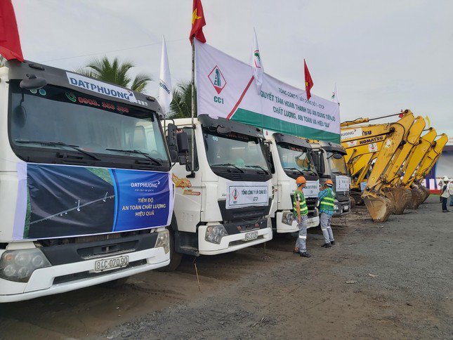 Đơn vị thi công tập kết máy móc tại công trình. Ảnh: Hòa Hội.