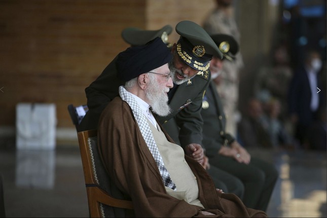 Lãnh tụ tối cao Iran Ayatollah Ali Khamenei nghe tướng tư lệnh quân đội báo cáo tình hình ngày 10/10. (Ảnh: AP)