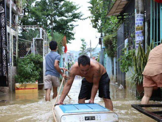 Ngớt rồi lại mưa xối xả, 'rốn lũ' ở Đà Nẵng vẫn ngập khắp ngả