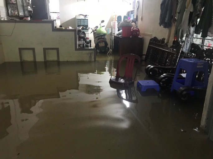 CLIP: Mưa trút xối xả, nhà dân, đường phố Tam Kỳ chìm trong biển nước - 1