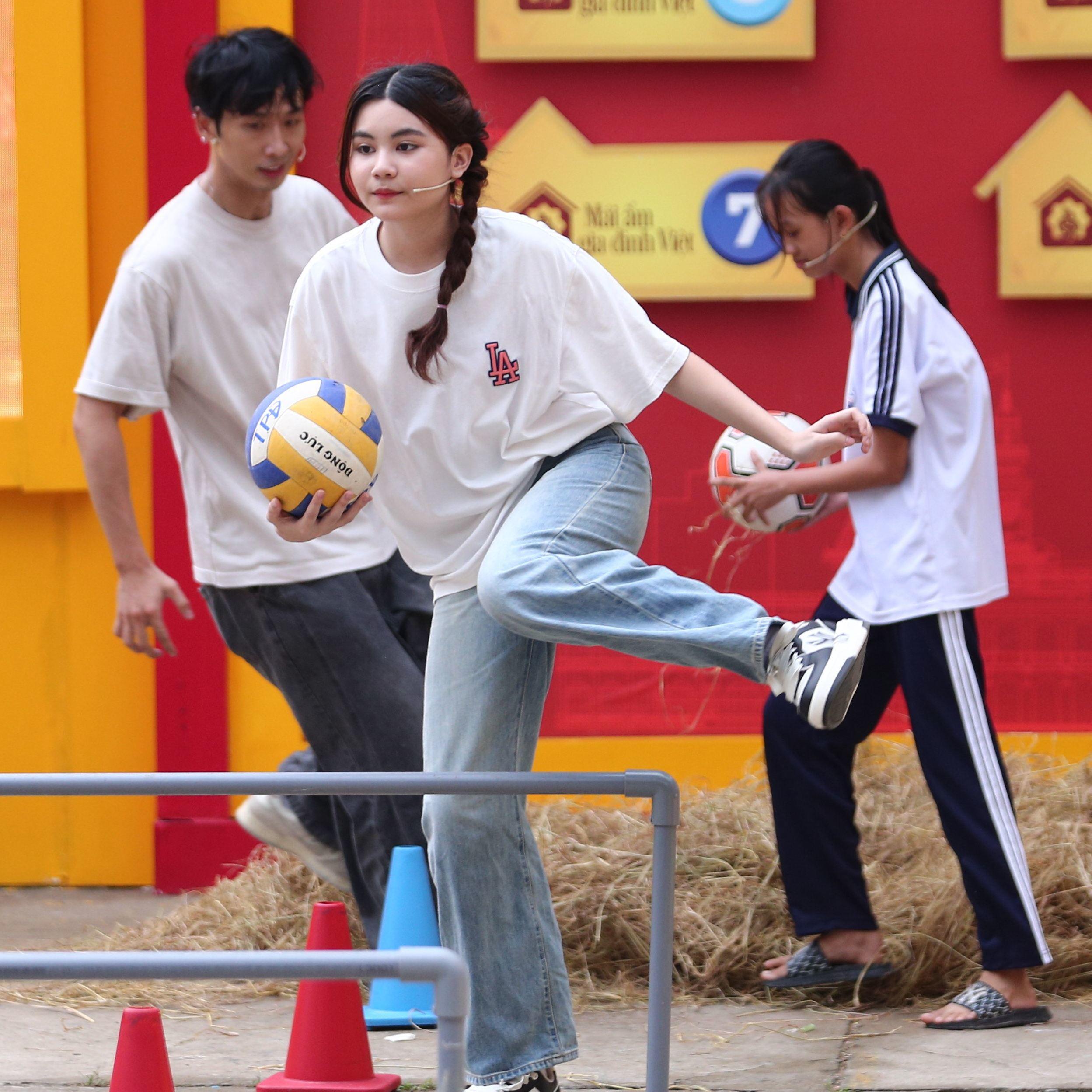 Hai con gái Quyền Linh lần đầu tham gia show truyền hình, "ăn gian giống ba" để giúp người nghèo - 1