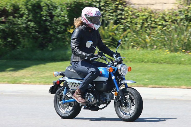 2. Honda Monkey còn gọi là xế khỉ vì có thân hình như một chú khỉ ngộ nghĩnh, đem lại vẻ đẹp độc đáo cho xe. Monkey nhẹ 104 kg, chiều cao yên ngồi chỉ 775 mm và siêu tiết kiệm xăng khi tiêu thụ chỉ 1,5 lít/100 km. Trong khi đó, khối động cơ xe 124cc, cho công suất 6,9 kW vận hành rất linh hoạt.