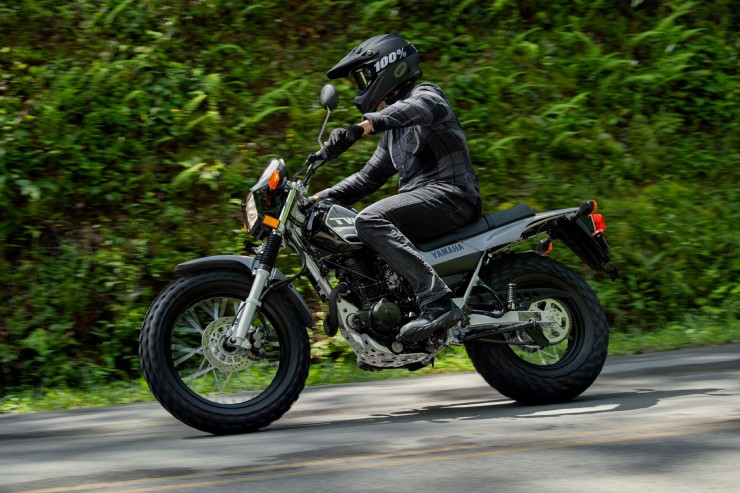 5. Yamaha TW200 là mẫu xe thể thao lưỡng dụng có thiết kế rất nhỏ, kích thước tương đương với Super Cub. Xe có trọng lượng nhẹ 127 kg, thiết kế động cơ đơn xi lanh, dung tích 196cc, đạt công suất tối đa 16 mã lực.