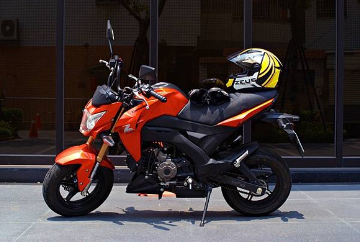6. Kawasaki Z125 Pro mang phong cách xe mini, cạnh tranh mạnh với dòng xe Honda Grom. Xe của Kawasaki có trọng lượng siêu nhẹ 102 kg, động cơ mạnh mẽ 9,3 mã lực và nhiều trang bị hiện đại.