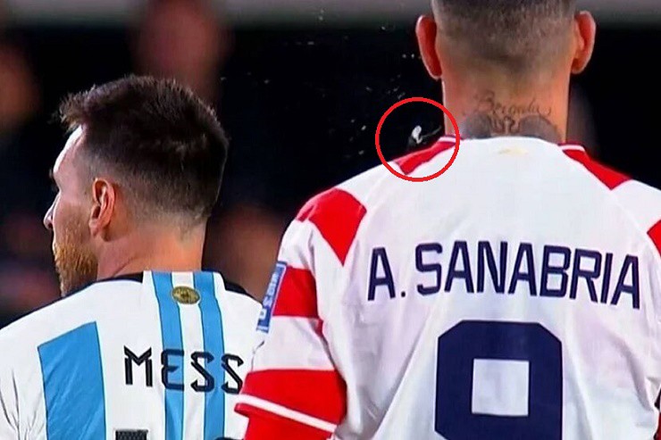 Khoảnh khắc&nbsp;Sanabria dường như đã nhổ nước bọt về phía Messi