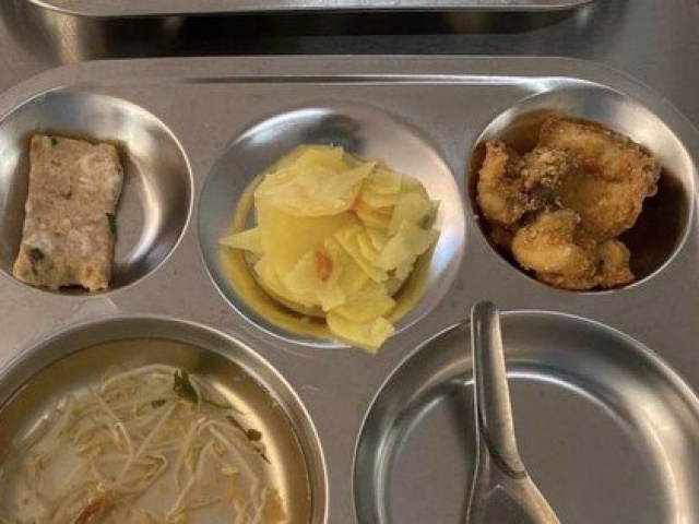 Giáo dục - du học - Suất ăn lèo tèo có giá 32.000 đồng: Nhà trường nói lỗi của nhân viên chia không đều