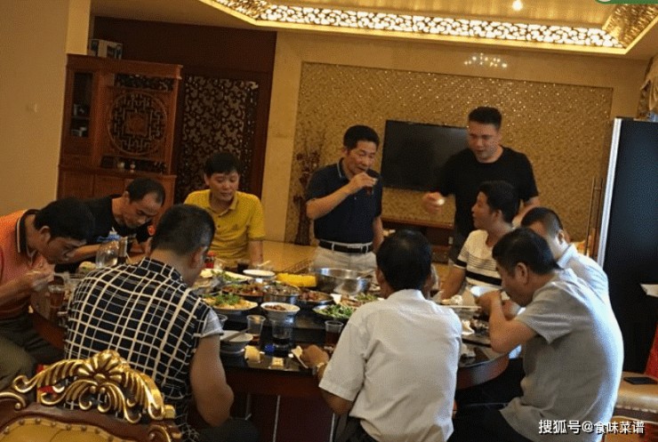 Buổi họp lớp của anh Từ được diễn ra sau hơn 20 năm ra trường.