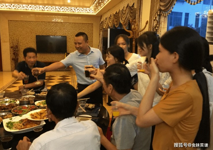 Mọi người đều rất vui vẻ trò chuyện cùng nhau.