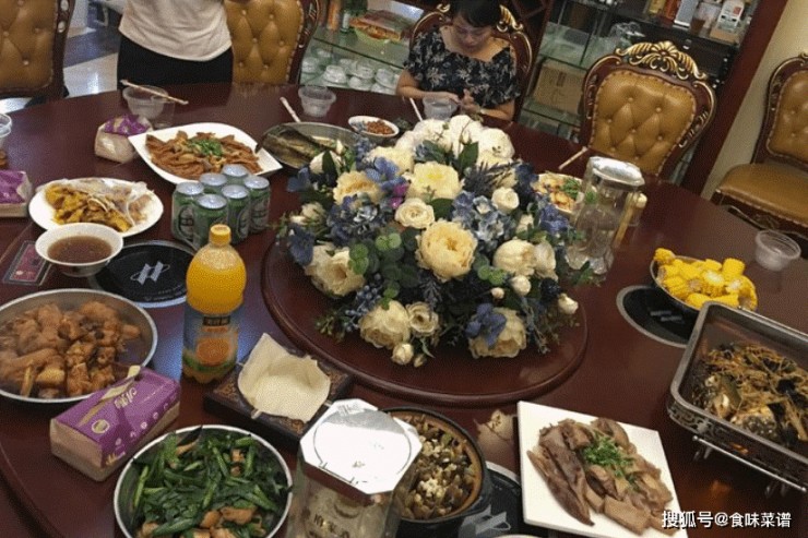 18 món sơn hào hải vị đắt đỏ dần được đưa lên.