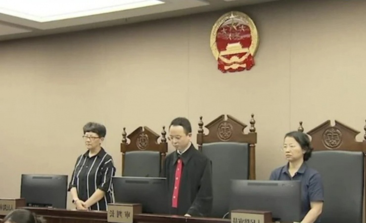 Kiểm sát viên họ Vương, Tòa án Nhân dân quận Tĩnh An, Thượng Hải cho biết, vụ lừa đảo bị phát hiện nhờ video giám sát tại một nhà hàng. Ảnh:&nbsp;SCMP.