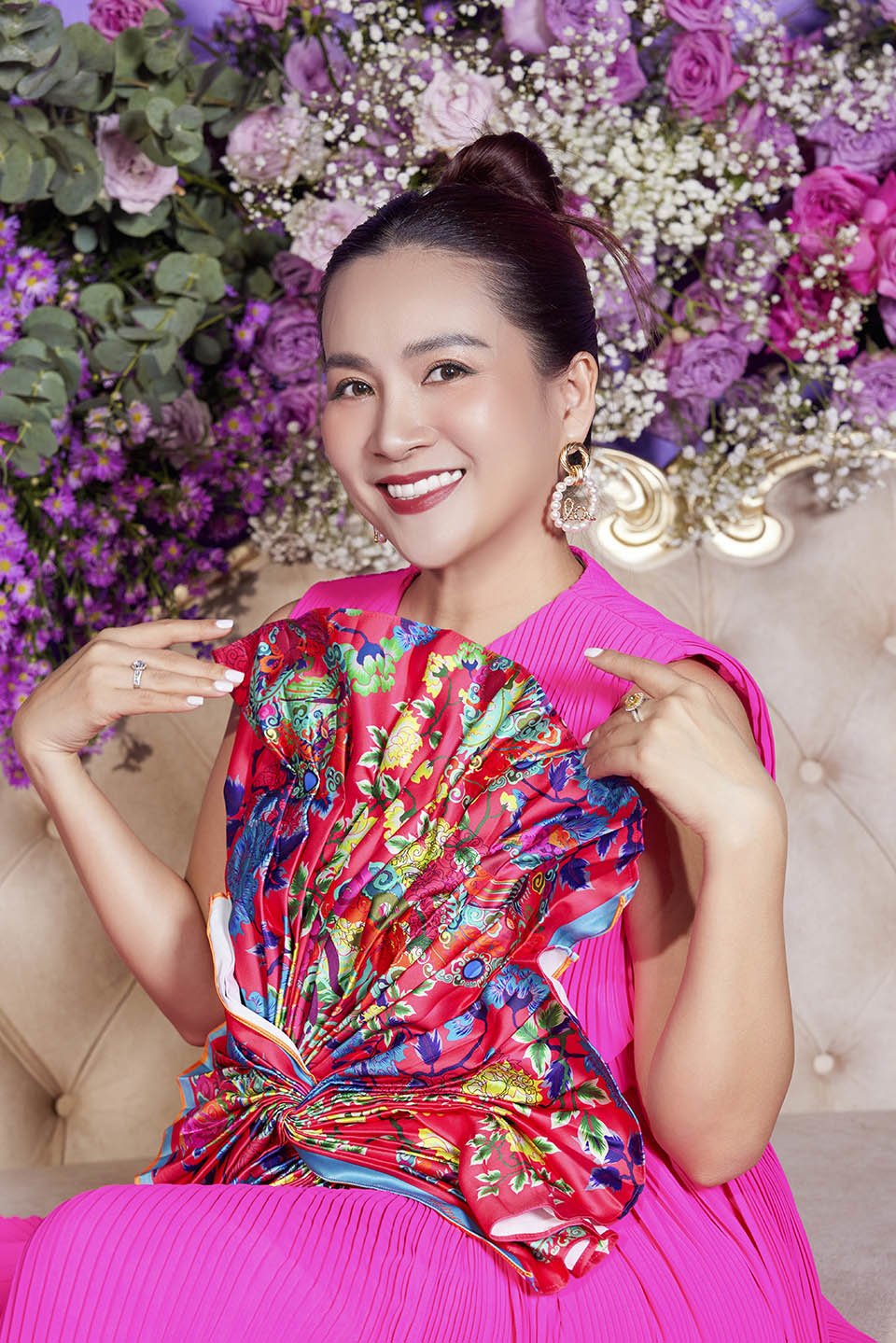 Doanh nhân Anh Thơ - vợ diễn viên, người mẫu Bình Minh - có mối quan hệ thân thiết với vợ chồng Chi Bảo, Lý Thùy Chang nhiều năm qua. Cô hút sự chú ý khi diện bộ cánh nhiều màu sắc.