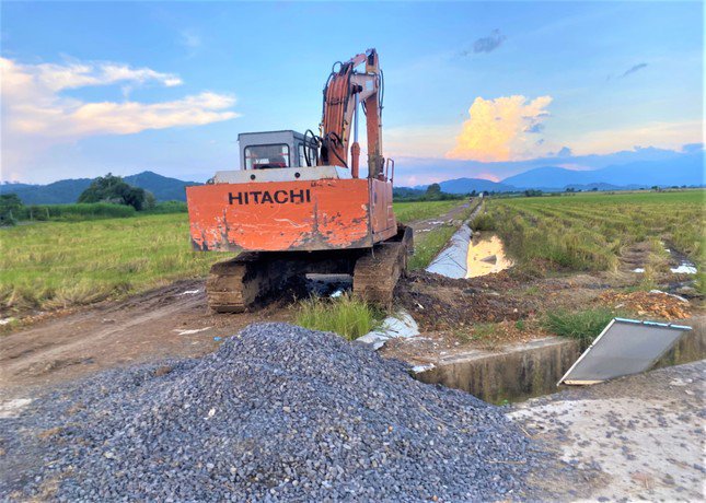 Thân đê tại xã Buôn Tría (huyện Lắk) đang thi công dang dở.