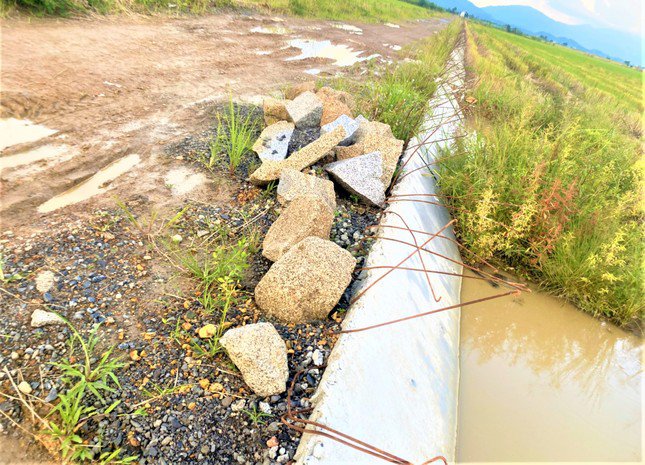 Dự án mới làm được một phần thân đê.