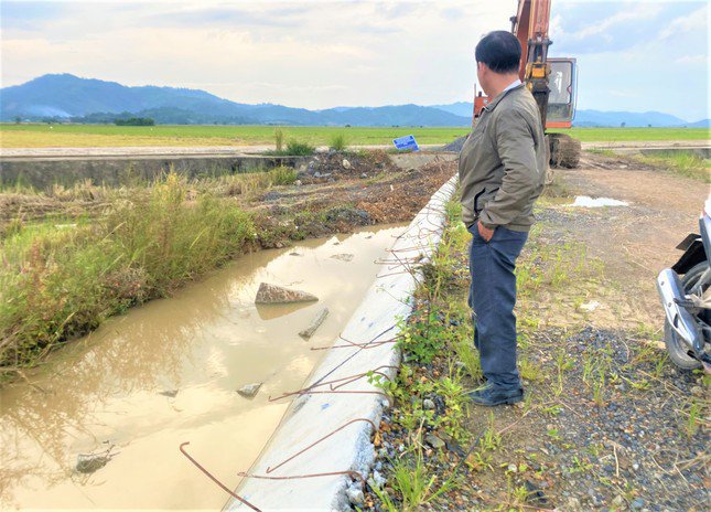 Phần đầu đoạn đê bao thuộc xã Buôn Tría bị hư hỏng nặng