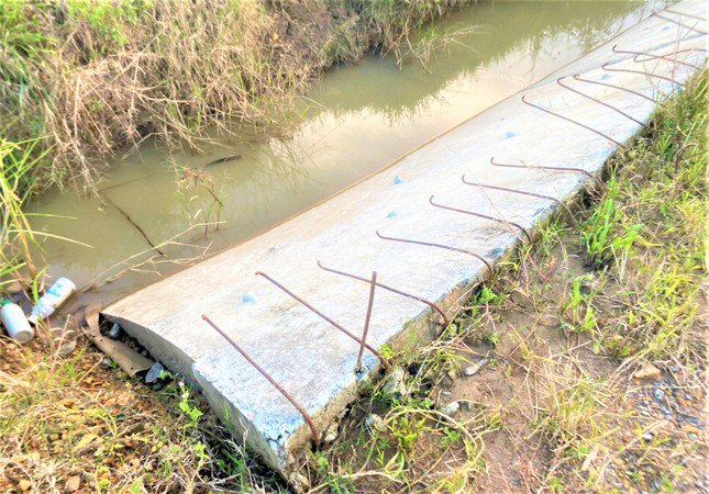 Phần sắt phục vụ công trình bị bỏ trơ trọi giữa trời.