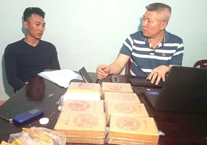 Phương (trái, áo đen) cùng các bánh ma tuý
