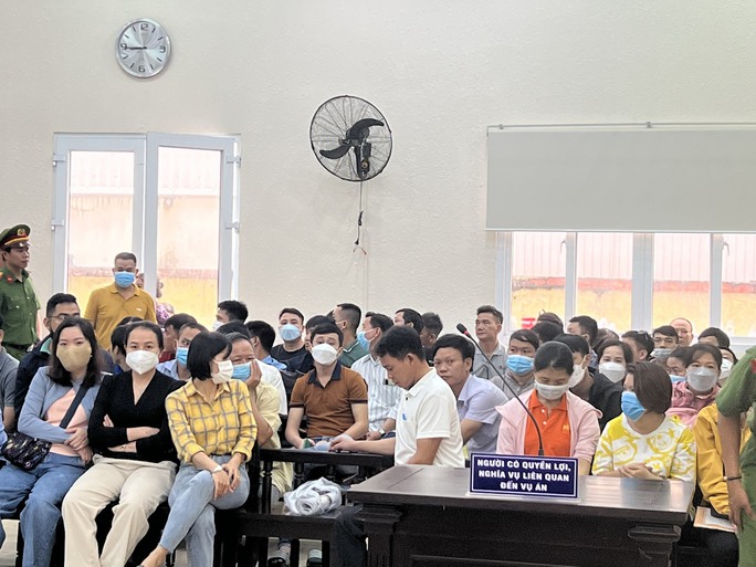 Từ 6 giờ sáng nay, các bị hại đã có mặt tại tòa