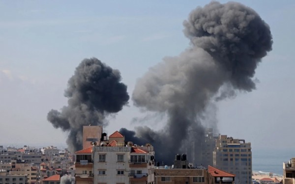 Khói bốc lên sau một vụ không kích của Israel vào Dải Gaza. Ảnh: Getty Images.