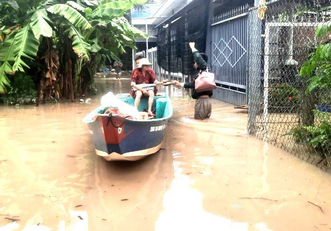 Đến sáng nay (16/10), nhiều tuyến đường thuộc phường An Thạnh, xã An Sơn (TP.Thuận An, tỉnh Bình Dương) vẫn bị ngập sâu sau trận mưa lớn kéo dài trong đêm.
