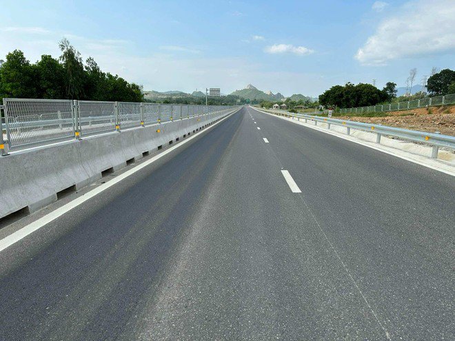 Cao tốc Nghi Sơn- Diễn Châu vừa thông xe vào đầu tháng 9 vừa qua