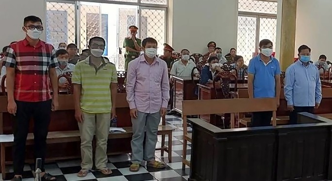 Các bị cáo (đứng hàng đầu) tại toà.