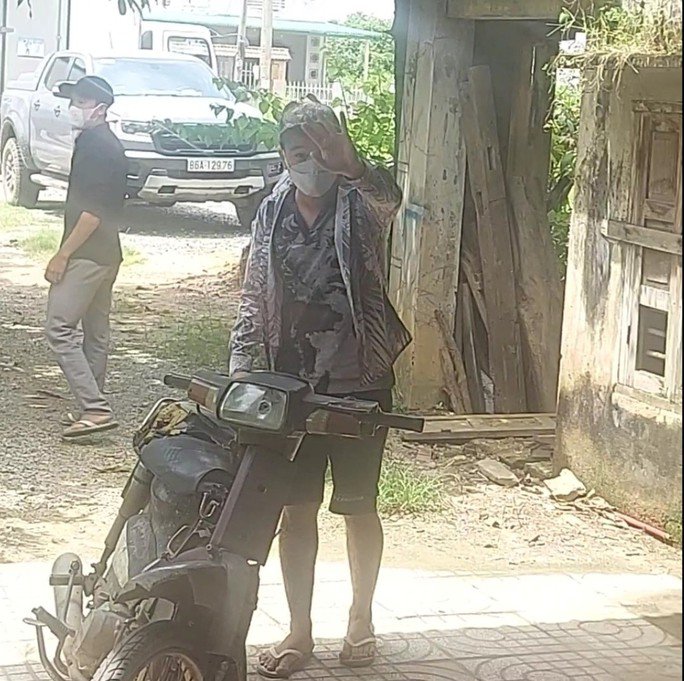 2 trong nhóm 4 người do ông Â&nbsp;chở đến nhà thầy hiệu phó. Ảnh: NDCC