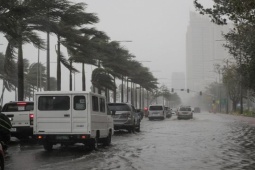 Tin tức trong ngày - Vùng áp thấp khả năng còn mạnh thêm, đi dọc miền Trung gây mưa xối xả