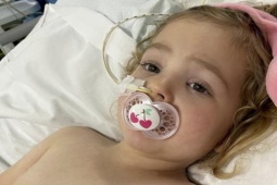 Sức khỏe đời sống - Bé gái được chẩn đoán mắc bệnh ung thư chết người sau khi mẹ sờ thấy khối u lúc ôm con