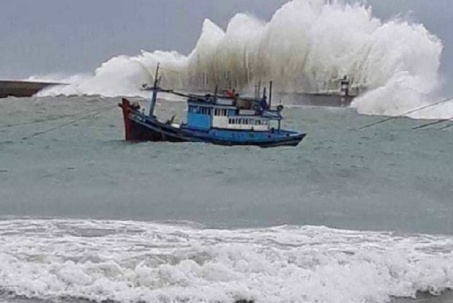 Áp thấp nhiệt đới khả năng xuất hiện trên Biển Đông, miền Trung tiếp tục hứng mưa lớn