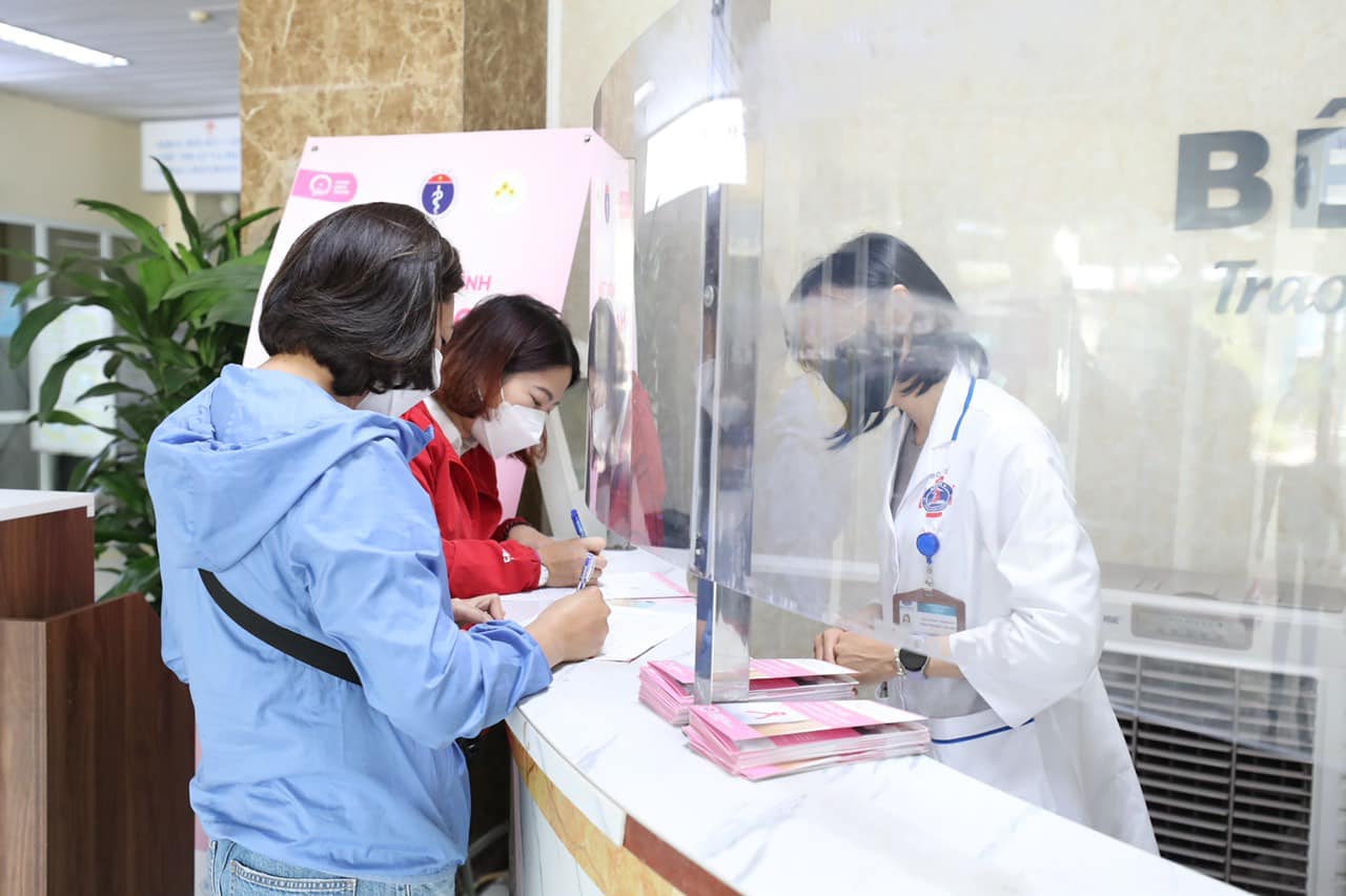 Người dân tầm soát ung thư vú. 