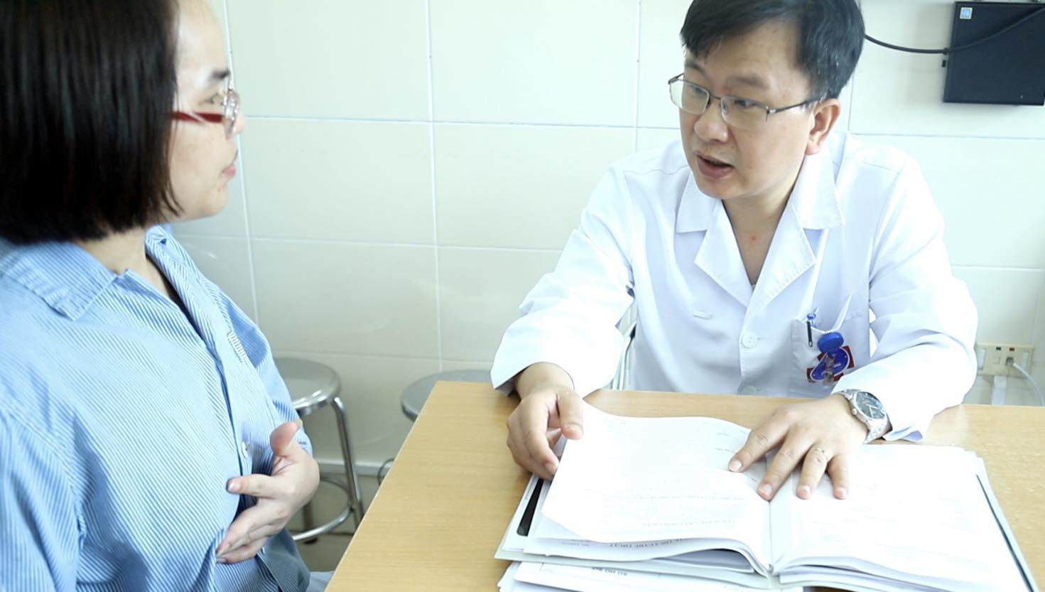 TS.BS Lê Hồng Quang, Trưởng khoa Ngoại vú, Bệnh viện K thăm khám cho bệnh nhân.&nbsp;