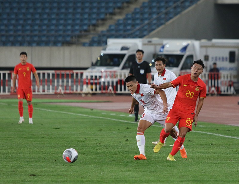 Tuấn Hải (số 18) đã chơi xông xáo trong cuộc đối đầu với Trung Quốc. (Ảnh: VFF)