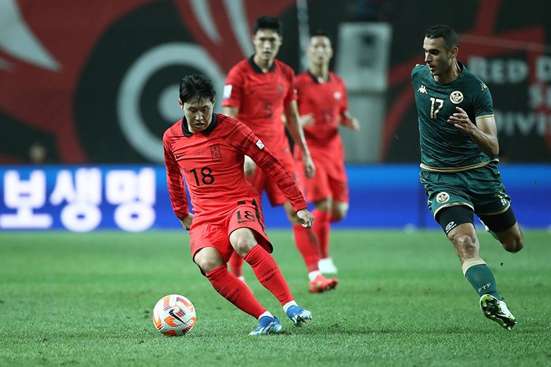 Đội tuyển Hàn Quốc (áo đỏ) vượt qua Tunisia 4-0. (Ảnh: Chung Sung-Jun/Getty)