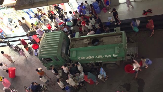 &nbsp;Cư dân khu đô thị Thanh Hà vây quanh xe bồn để lấy nước sau 1 ngày mất nước sinh hoạt.