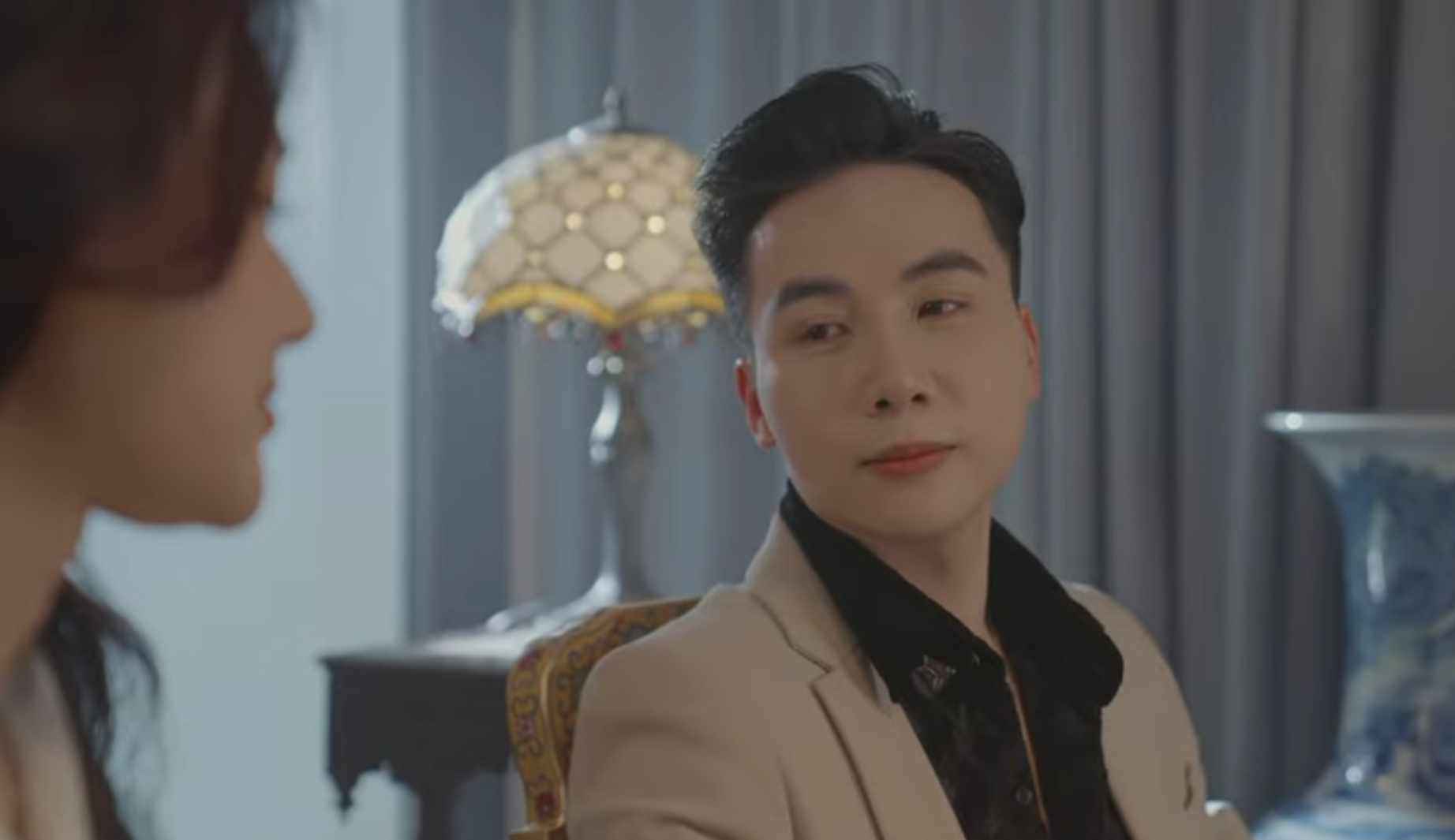 Việt Lee trong MV mới ra mắt "Còn thương người cũ"
