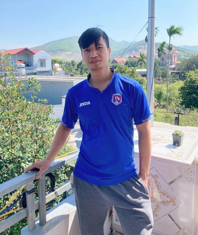 Anh có nhiều năm bôn ba trong showbiz kể từ khi được biết đến