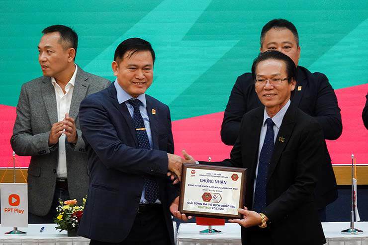 Phó Chủ tịch VFF Trần Anh Tú trao chứng nhận cho nhà tài trợ giải V-League 2023/2024