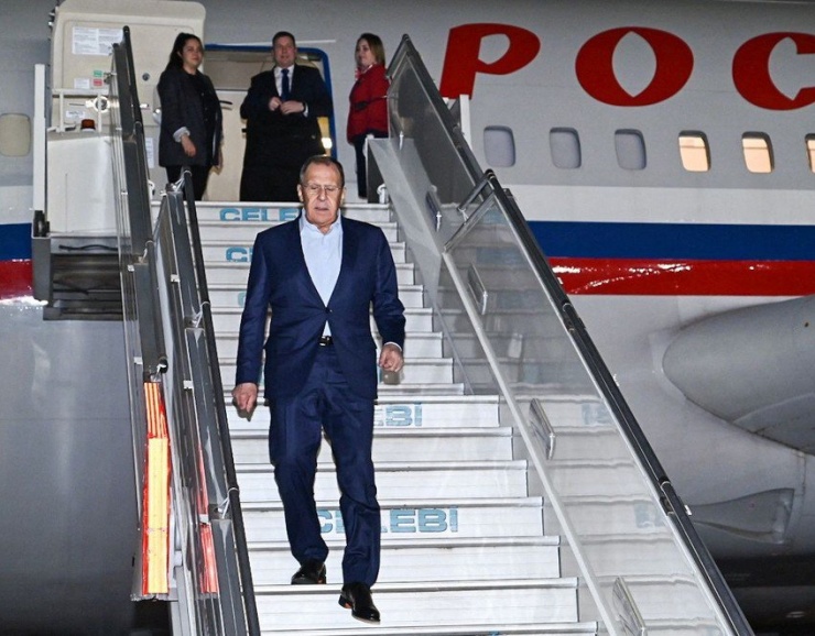 Ngoại trưởng Nga Sergei Lavrov bước xuống máy bay tại thủ đô New Delhi (Ấn Độ) hồi tháng 2. Ảnh: REUTERS