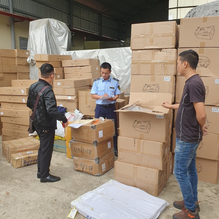 Ngày 16/10, Tổng cục QLTT cho biết, hơn 4.000 sản phẩm tiêu dùng vừa được lực lượng chức năng phát hiện tại Lạng Sơn.