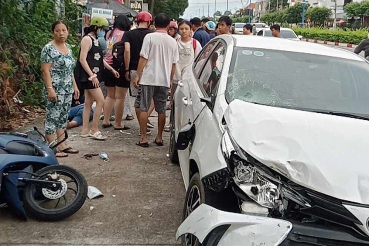 Chiếc ô tô con lao lên vỉa hè tông hàng loạt xe máy. Ảnh: LA