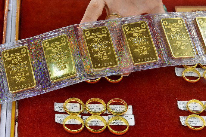 Vàng miếng SJC duy trì mức chênh lệch hàng chục triệu đồng so với giá vàng thế giới trong thời gian dài. Ảnh: TẤN THẠNH
