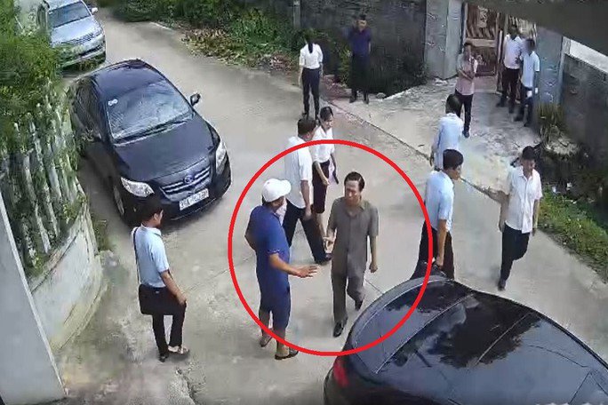 Ông Nguyễn Tiến Dũng (áo nâu) có phát ngôn thiếu chuẩn mực với dân khi đi thực thi công vụ. Ảnh cắt từ clip