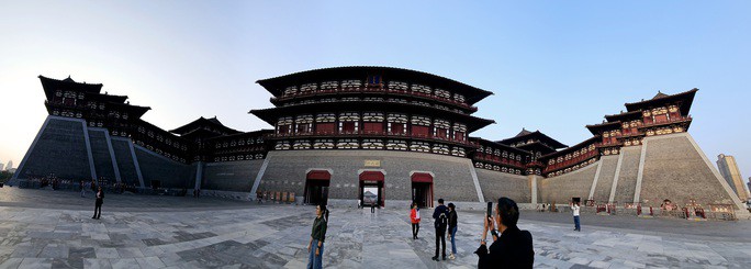 Thành cổ Lạc Dương gồm Minh Đường, Thiên Đường và Ứng Thiên Môn. Trong đó, Ứng Thiên Môn (Ngũ Phụng Lầu), được mệnh danh là "Tùy Đường đệ nhất môn", có vị trí đặc biệt quan trọng trong lịch sử kiến trúc kinh thành của Trung Quốc.