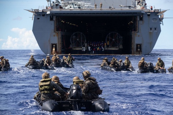 Binh sĩ Mỹ di chuyển về hướng một tàu đổ bộ trên biển. Ảnh minh họa:&nbsp;U.S. Marine Corps