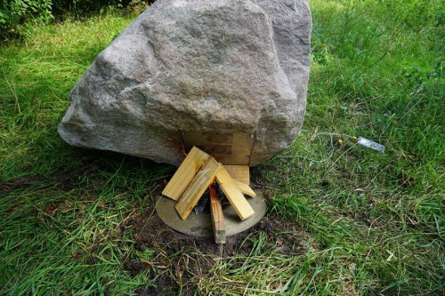 Tàng đá bí ẩn có thể phát Wi-Fi… khi bị đốt nóng. Ảnh: Amusing
