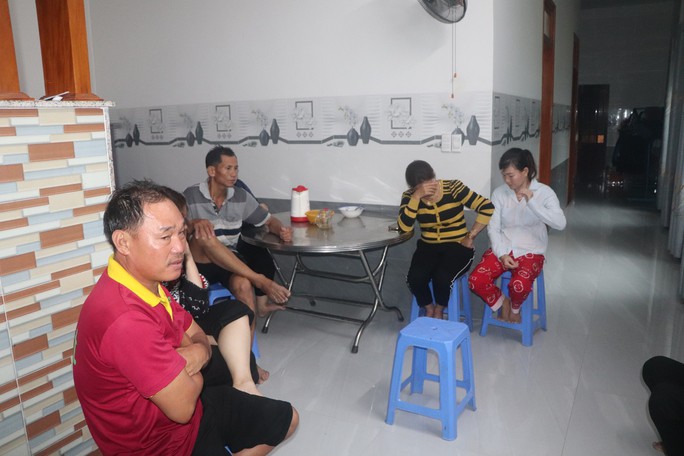Người thân các ngư dân lo lắng