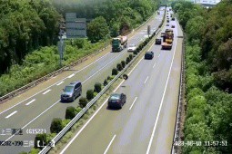 Video: Lốp xe tải văng ra đập nát kính chắn gió xe BMW đang di chuyển trên cao tốc